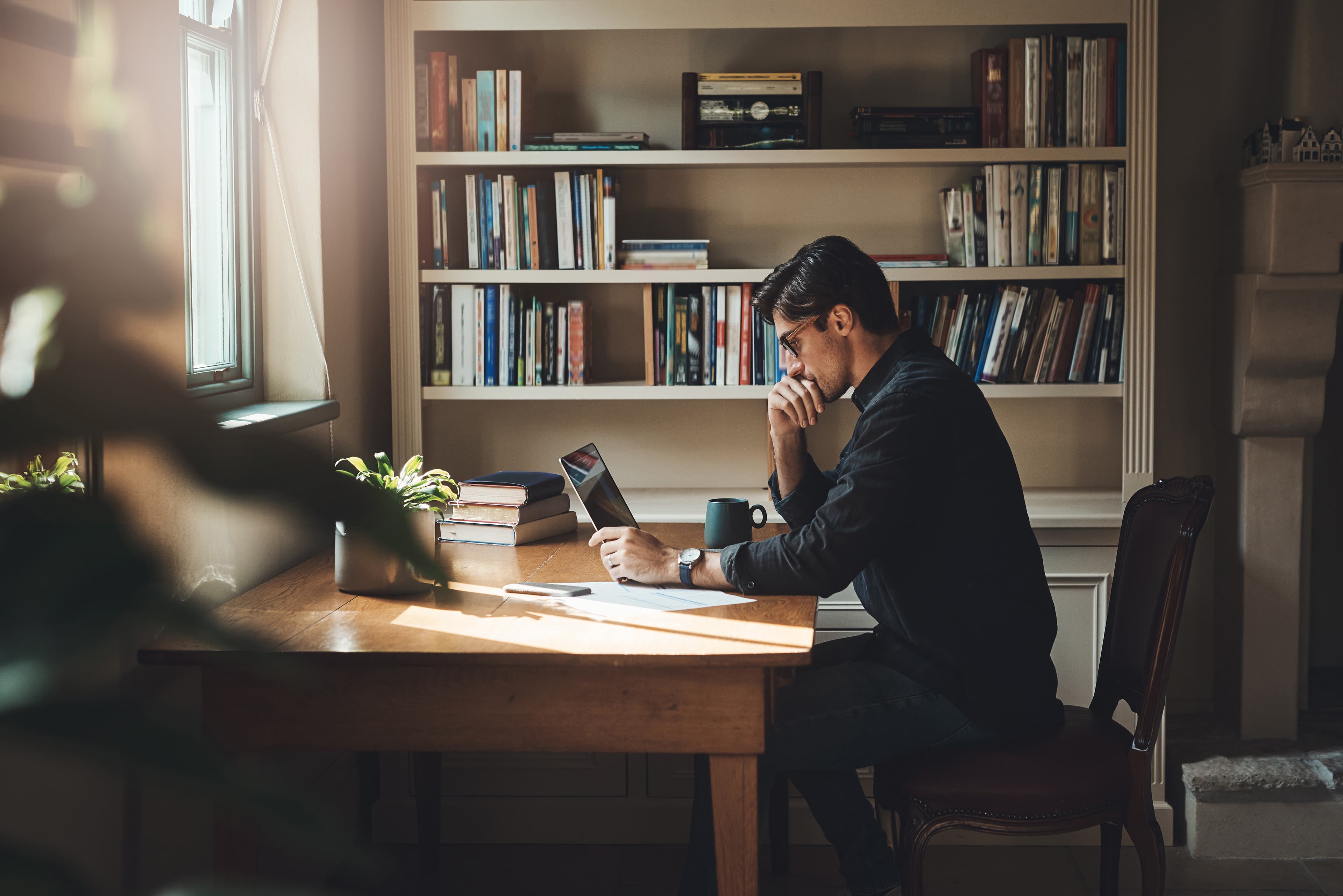 Investor analyzing financial data with confidence — Investire.io platform